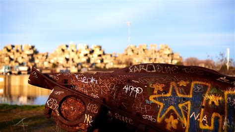 Graffiti & Rust | Graffiti & rust frame Habitat 67, Vieux-Po… | Flickr