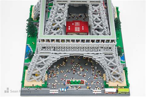 Sean Kenney's art with LEGO bricks : Eiffel tower