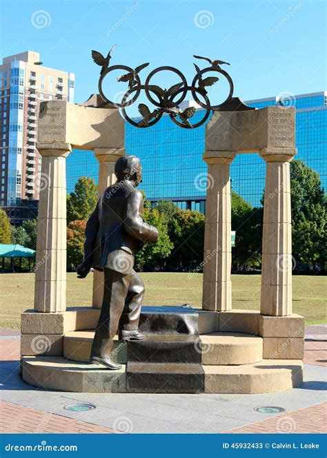 Statue De Pierre De Coubertin Et De Sculpture Olympique à Atlanta Du Centre, La Géorgie Photo ...