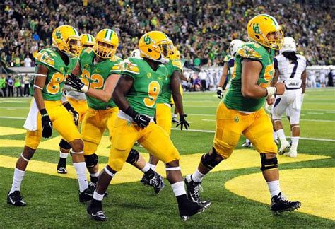 The ducks are looking good -- and it's not just the throwback uniforms. oregon leads washington ...