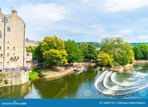 BATH, ENGLAND - AUG 30, 2019:View of the Pulteney Bridge River Avon in ...