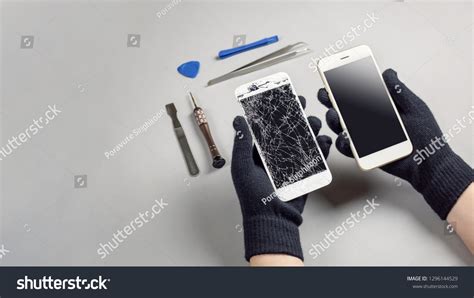 37,224 Repair phone screen Images, Stock Photos & Vectors | Shutterstock