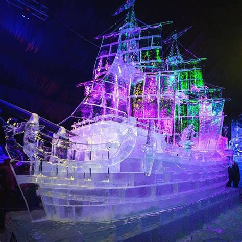 Старинный парусник изо льда, представленный на Фестивале ледяных скульптур у Петропавловской ...