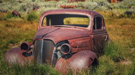 Abandoned Old Rusty Car Wallpaper