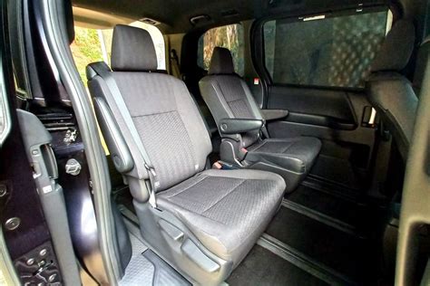 Interior Toyota New Voxy, Terasa Gelap tapi Elegan