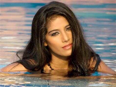 Poonam Pandey back with 'strip-gift' for the men in blue