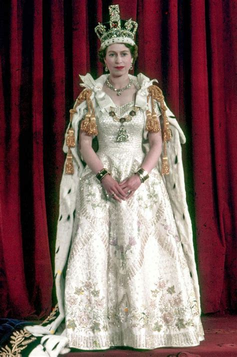 В день коронациии | Coronation dress, Queen dress, Young queen elizabeth