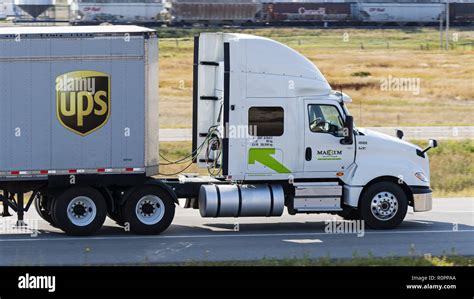 Ups semi truck hi-res stock photography and images - Alamy