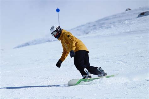 A Beginner's Guide: Basic Tips for Snowboarding - 360Guide