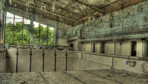 Abandoned indoor swimming pool. [3,472x1,972] : r/AbandonedPorn