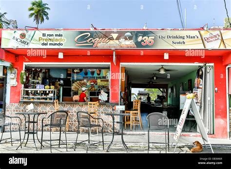 Food kiosk tables hi-res stock photography and images - Alamy