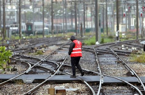 French trains stop as mass strike begins over pensions - Pattaya Mail