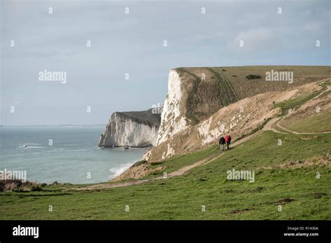 Couple hiking in Durdle Door/Lulworth Cove Stock Photo - Alamy