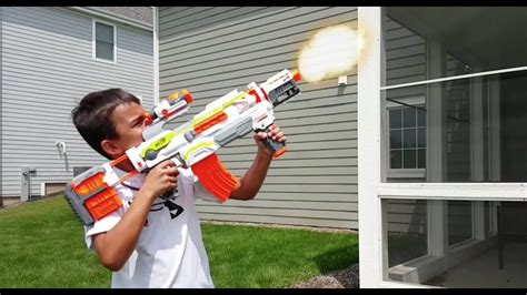 Nerf War: The New Gun - YouTube