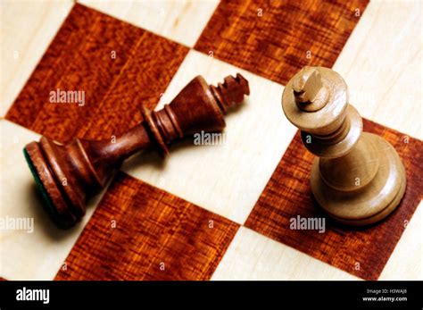 Checkmate chess hi-res stock photography and images - Alamy