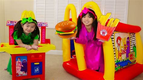 Emma & Jannie juegan con MCDONALDS DRIVE-THRU | Juguetes de hamburguesas papas fritas happy meal ...