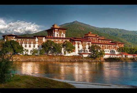 Punakha Dzong, Bhutan Attractions | Images, Timings, Entry Fee | Holidify