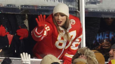 Taylor Swift Scores Icy View At Freezing Chiefs-Dolphins Playoff Game Streaming Only On Peacock ...