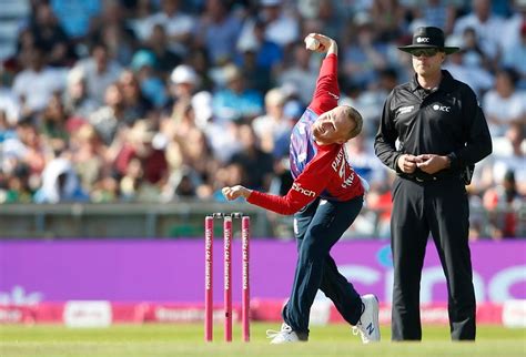 Spinners shine as England beat Pakistan to level T20 series 1-1 | Reuters