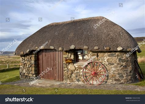 Scottish Thatched Cottages Isle Skye Scotland Stock Photo 105637295 - Shutterstock