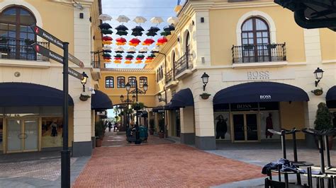 Fotos del 'outlet' del Plaza Mayor en Málaga