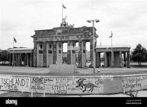 Brandenburg gate 1987 hi-res stock photography and images - Alamy