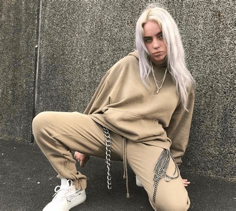 The Trademarks of Billie Eilish Style: Get the Look!! - Style in the Way | Billie eilish fashion ...
