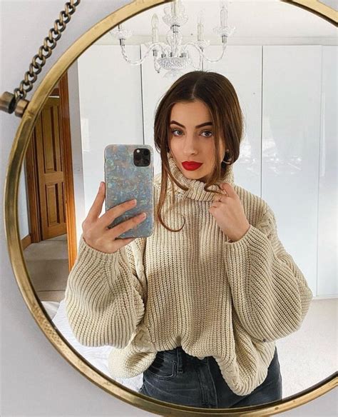 Mirror selfie : r/Charlotte_Jordan