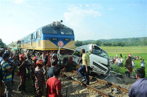 Kecelakaan Kereta di Bangladesh hingga Banjir Bandang Terjang Iran