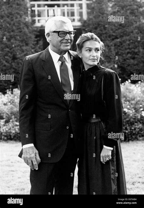 Actor Cary Grant with wife Barbara Harris Stock Photo: 69388232 - Alamy