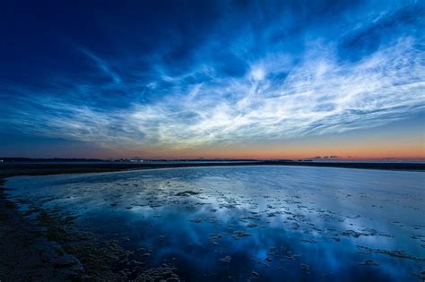 Noctilucent clouds: Best season in years, happening now!