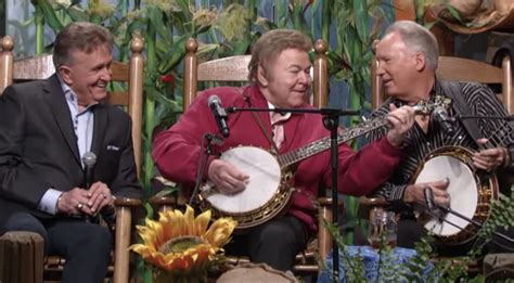 Decades Later, Roy Clark & Buck Trent Reunite For ‘Dueling Banjos’ Performance