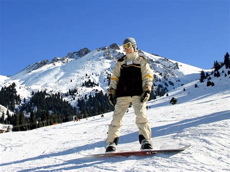 8 Best Snowboarding Gears Recommended by Professional