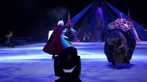 Disney on Ice Frozen Anna and Elsa fight - YouTube