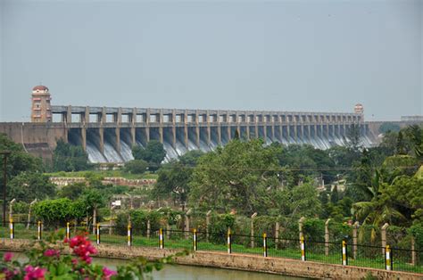 Water flowing down the gates of Tungabhadra dam | fameleaf is active ...