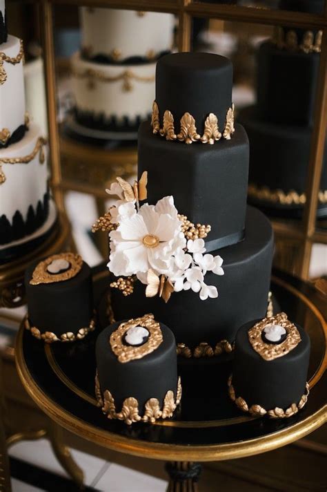 Luxurious Black and Gold Wedding Cake | Deer Pearl Flowers