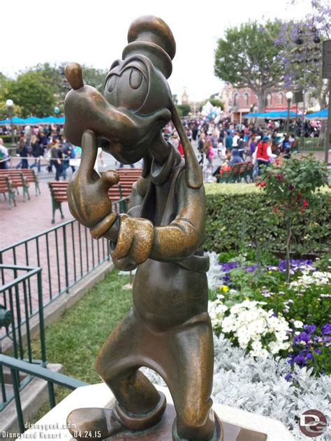 Goofy statue in the hub #Disneyland » The Geek's Blog