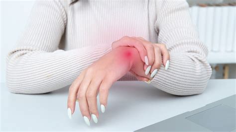 What are the First Symptoms of Arthritis in Hands?