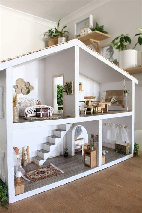 a doll house with furniture and plants in it