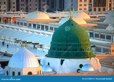 Green Dome Of Prophet Mohammed In Masjid Nabawi Medina, Saudi Arabia. Editorial Image ...