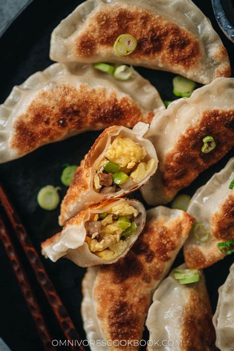 Egg and Pepper Dumplings (鸡蛋青椒饺子) - Omnivore's Cookbook