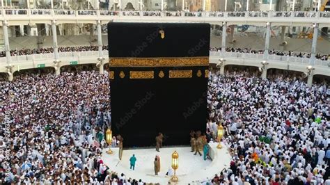 4K footage Muslim pilgrims circumambulate the Kaaba at Masjidil Haram in Makkah, Saudi Arabia ...