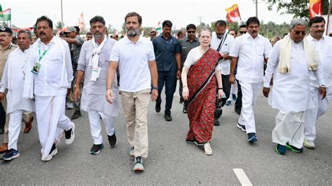 Sonia Gandhi joins Rahul in Bharat Jodo Yatra, ‘We are proud,’ say Cong leaders | Latest News ...