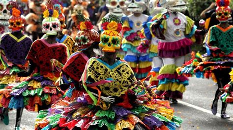 In pictures: Mexico City's Day of the Dead parade - BBC News