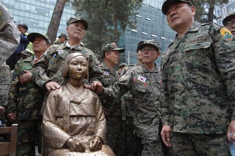 Japanese nationalist protest of 'comfort women' sculpture fails - Los ...