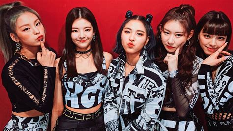 ITZY PHOTO ️ South Korean Girls, Korean Girl Groups, It'z Me, Fandom, Pop Bands, Most Popular ...