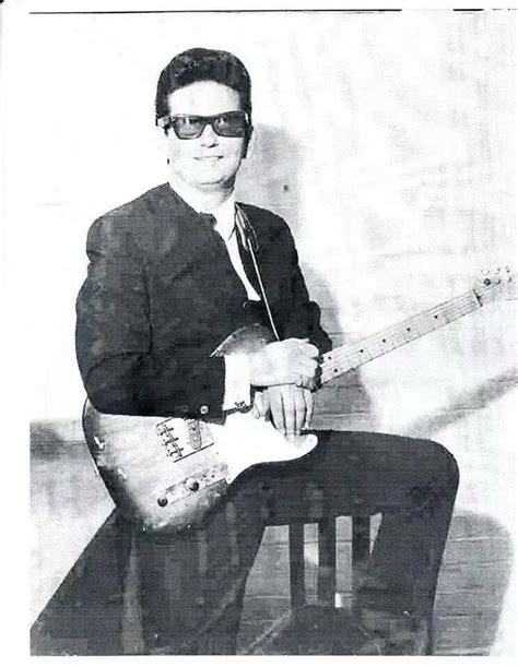 Roy Orbison with his guitar | Roy orbison, Roy, Character