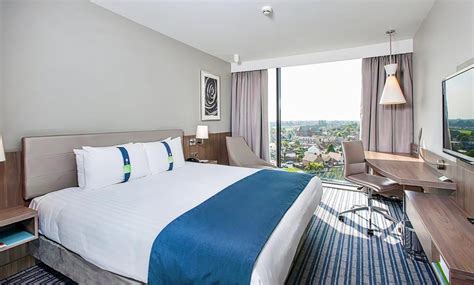 Holiday Inn London West, Greater London : hotel during the day - Dayuse ...