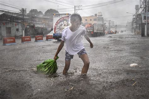 Typhoon Kammuri Hits Philippines as More Than 300,000 Evacuated ...