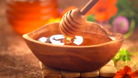 Pouring Honey on spoon and bowl image - Free stock photo - Public Domain photo - CC0 Images